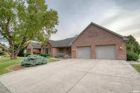 221 N Ostrom Ave, Princeville, IL 61559