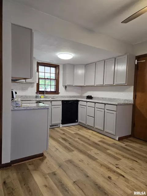 124 Holden Ter, Macomb, IL 61455 photo 2