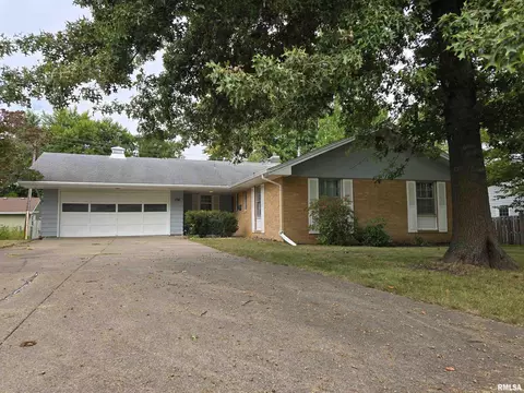 124 Holden Ter, Macomb, IL 61455