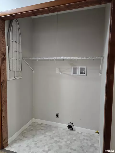 124 Holden Ter, Macomb, IL 61455 photo 11
