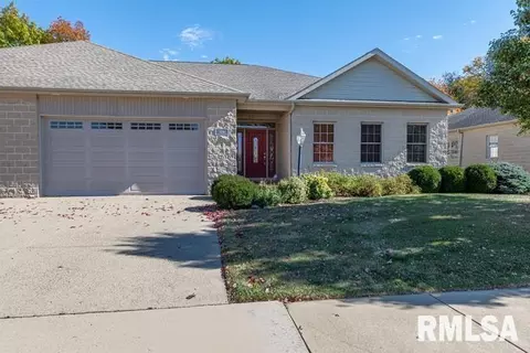 11226 N Oakwood Dr, Peoria, IL 61615