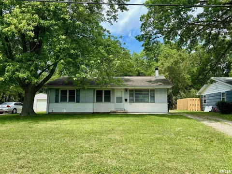 2711 W Scenic Dr, Peoria, IL 61615
