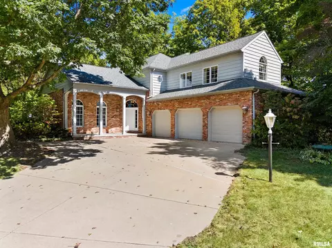 701 Bayside Dr, Germantown Hills, IL 61548
