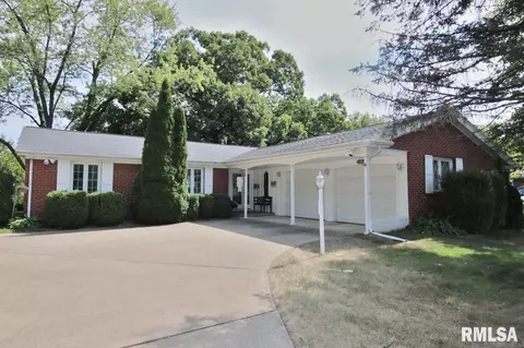 1804 St Clair Dr, Pekin, IL 61554