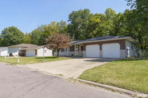 108 Tanglewood Ln, East Peoria, IL 61611