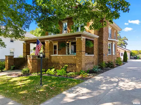 303 W Burton Ave, Eureka, IL 61530