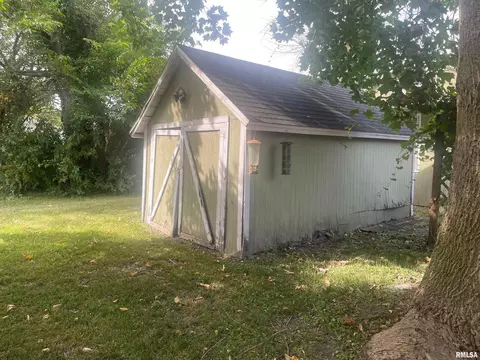 1237 E Wheeler St, Macomb, IL 61455 photo 2