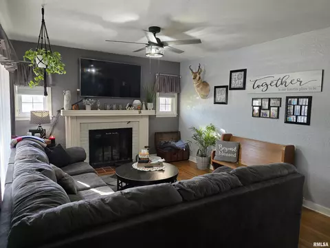105 E Birch St, Canton, IL 61520 photo 4