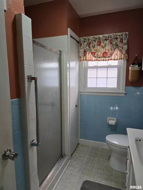 105 E Birch St, Canton, IL 61520 photo 17
