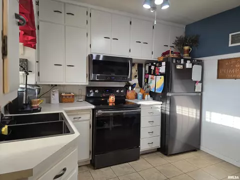 105 E Birch St, Canton, IL 61520 photo 31
