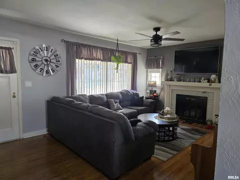 105 E Birch St, Canton, IL 61520 photo 7