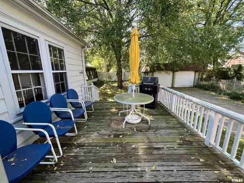 302 Embert Pl, Peoria, IL 61603 photo 9