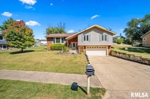 2102 Alhambra Ct, Pekin, IL 61554
