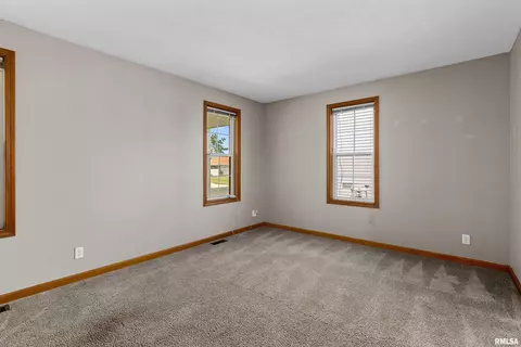 4022 S Paramount Rd, Bartonville, IL 61607 photo 6