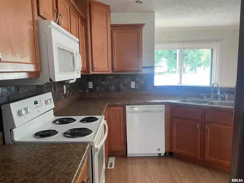 320 Jamestown Rd, Macomb, IL 61455 photo 4