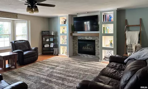 703 Devon Dr, Metamora, IL 61548 photo 4