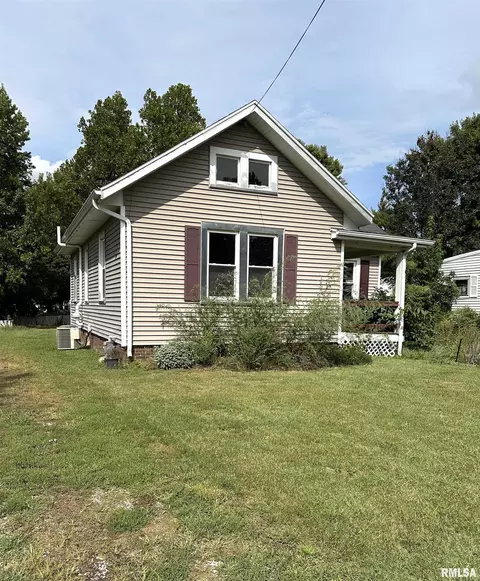 324 E Summit St, Macomb, IL 61455 photo 2