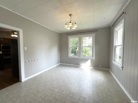 324 E Summit St, Macomb, IL 61455 photo 3