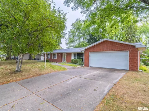 1802 St Clair Dr, Pekin, IL 61554