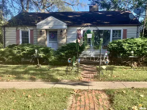 1009 W Thrush Ave, Peoria, IL 61604