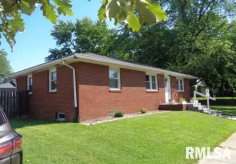 208 E Fast Ave, Mackinaw, IL 61755