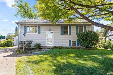 6 Colonial Ct, Washington, IL 61571