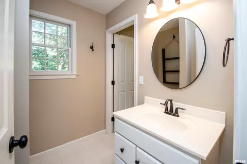 Bath - 7716 W Brandon Ct, Mapleton, IL 61547 photo 5 of 6