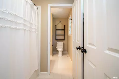 Bath - 7716 W Brandon Ct, Mapleton, IL 61547 photo 4 of 6