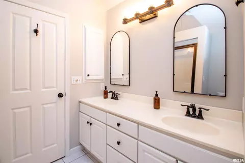 Bath - 7716 W Brandon Ct, Mapleton, IL 61547 photo 1 of 6