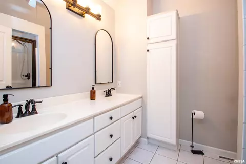 Bath - 7716 W Brandon Ct, Mapleton, IL 61547 photo 2 of 6