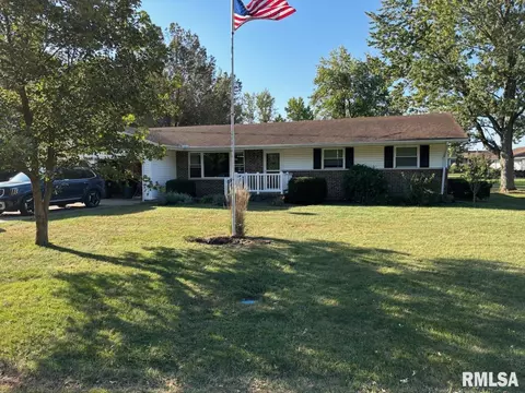 3 Lakeview Dr, Bushnell, IL 61422