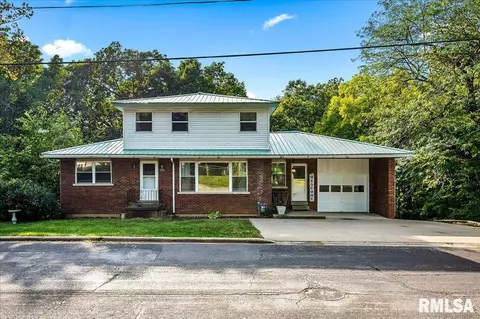 1131 Pekin Ave, Creve Coeur, IL 61610