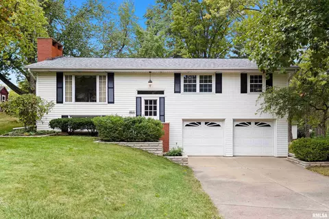 6213 N Fairlane Dr, Peoria, IL 61614