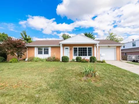4208 N Knoll Ridge Rd, Peoria, IL 61614