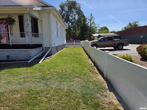 1122 E Chestnut St, Canton, IL 61520 photo 5