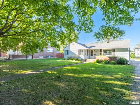 509 E 4th St, Delavan, IL 61734
