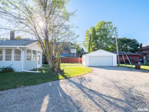 509 E 4th St, Delavan, IL 61734 photo 4