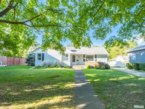 509 E 4th St, Delavan, IL 61734 photo 2