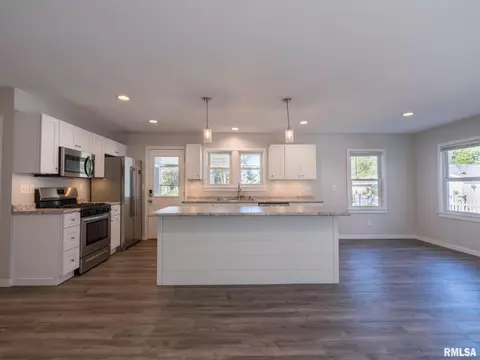509 E 4th St, Delavan, IL 61734 photo 12