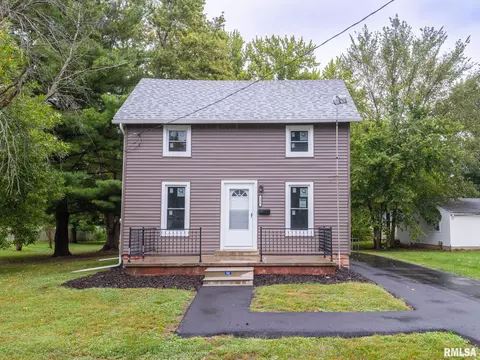 331 N West St, Farmington, IL 61531