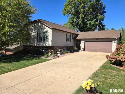 1913 Quail Hollow Rd, Pekin, IL 61554