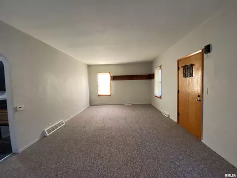 Living - 788 W Pine St, Canton, IL 61520 photo 1 of 5