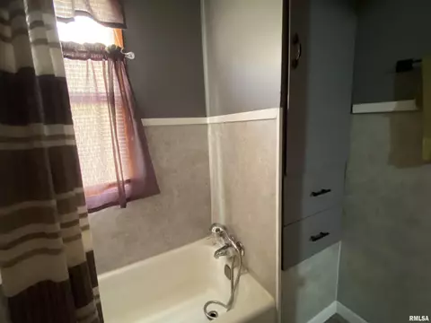 Bath - 788 W Pine St, Canton, IL 61520 photo 2 of 3