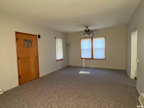 Living - 788 W Pine St, Canton, IL 61520 photo 5 of 5