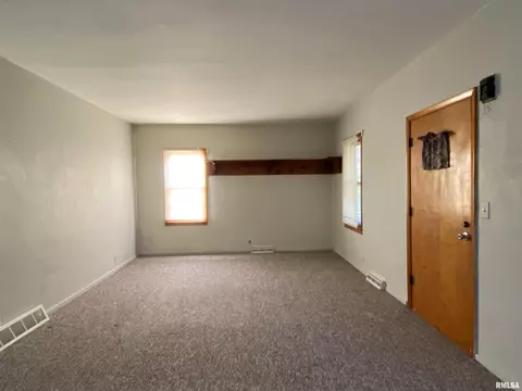Living - 788 W Pine St, Canton, IL 61520 photo 2 of 5