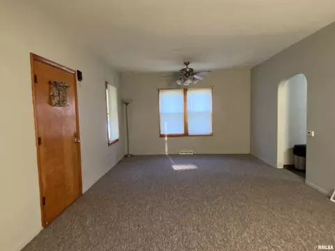 Living - 788 W Pine St, Canton, IL 61520 photo 4 of 5