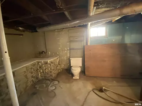 Bath - 788 W Pine St, Canton, IL 61520 photo 3 of 3