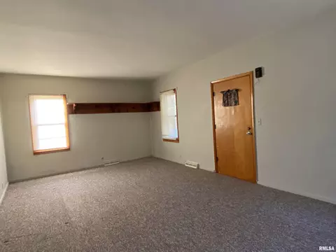 Living - 788 W Pine St, Canton, IL 61520 photo 3 of 5