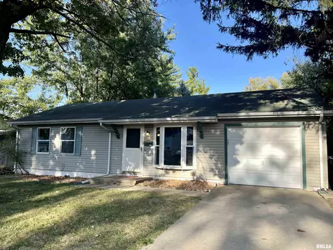 6510 N Randwick Rd, Peoria, IL 61615