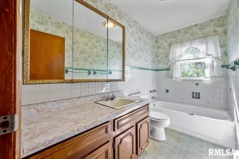 Bath - 7207 S Cameron Ln, Mapleton, IL 61547 photo 1 of 1